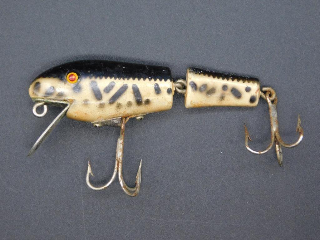 BLACK AND TAN FISHING LURE VINTAGE ANTIQUE: BLACK AND TAN FISHING LURE VINTAGE ANTIQUE *** Thank you for attending HATMAN AUCTIONS! Yes, we ship all items that are not oversized. Please see photos for measurements and description. SPECIAL NOTIC