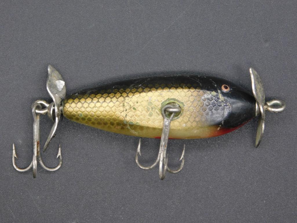 CREEK CHUB INJURED MINNOW FISHING LURE VINTAGE ANTIQUE: CREEK CHUB INJURED MINNOW FISHING LURE VINTAGE ANTIQUE *** Thank you for attending HATMAN AUCTIONS! Yes, we ship all items that are not oversized. Please see photos for measurements and description. S