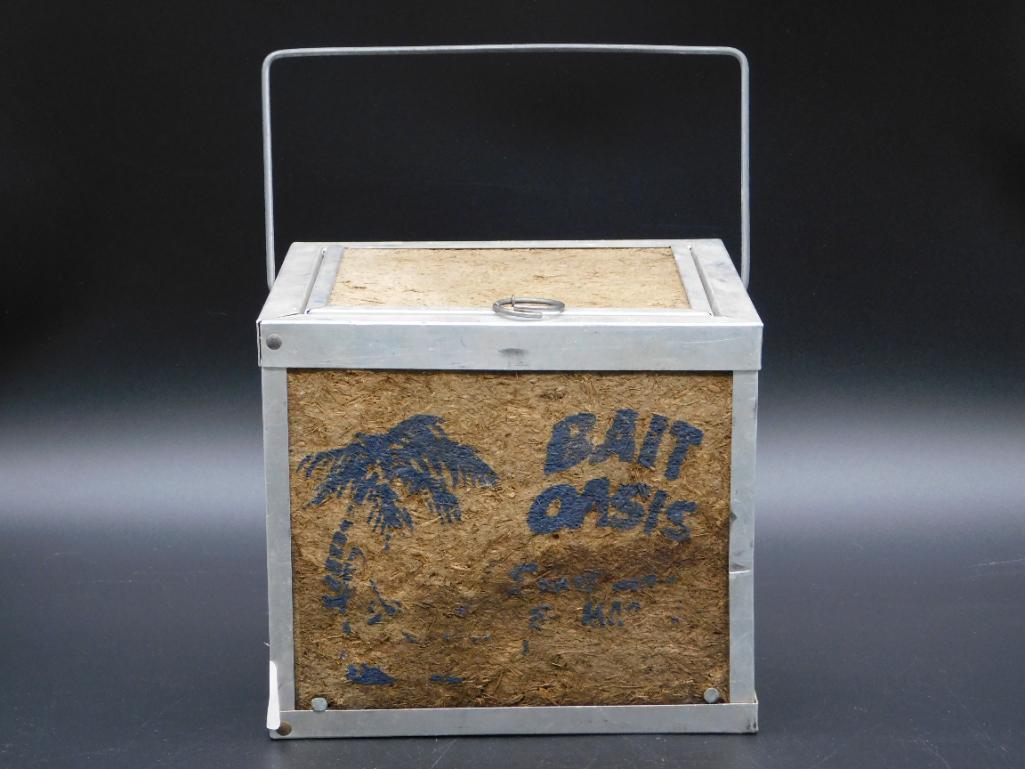 MAC-JAC BAIT OASIS SPORTSMAN BAIT CANTEEN WORM BOX: MAC-JAC BAIT OASIS SPORTSMAN BAIT CANTEEN WORM BOX VINTAGE ANTIQUE *** Thank you for attending HATMAN AUCTIONS! Yes, we ship all items that are not oversized. Please see photos for measurements and de