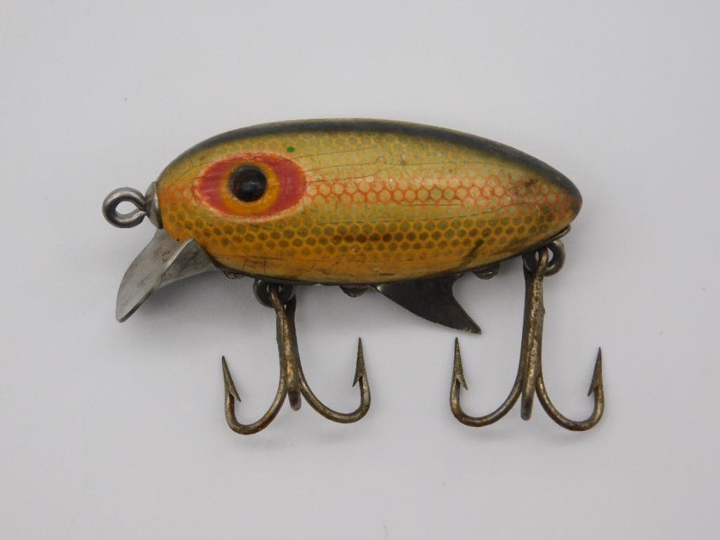 FISHING LURE VINTAGE ANTIQUE: FISHING LURE VINTAGE ANTIQUE *** Thank you for attending HATMAN AUCTIONS! Yes, we ship all items that are not oversized. Please see photos for measurements and description. SPECIAL NOTICE: Many items 