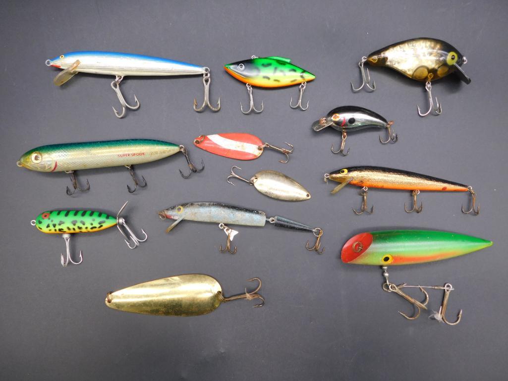 MIXED BULK FISHING LURE VINTAGE ANTIQUE: MIXED BULK FISHING LURE VINTAGE ANTIQUE *** Thank you for attending HATMAN AUCTIONS! Yes, we ship all items that are not oversized. Please see photos for measurements and description. SPECIAL NOTICE: 