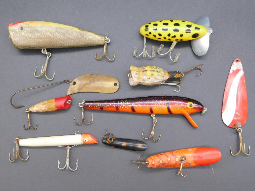 MIXED BULK FISHING LURE VINTAGE ANTIQUE: MIXED BULK FISHING LURE VINTAGE ANTIQUE *** Thank you for attending HATMAN AUCTIONS! Yes, we ship all items that are not oversized. Please see photos for measurements and description. SPECIAL NOTICE: 