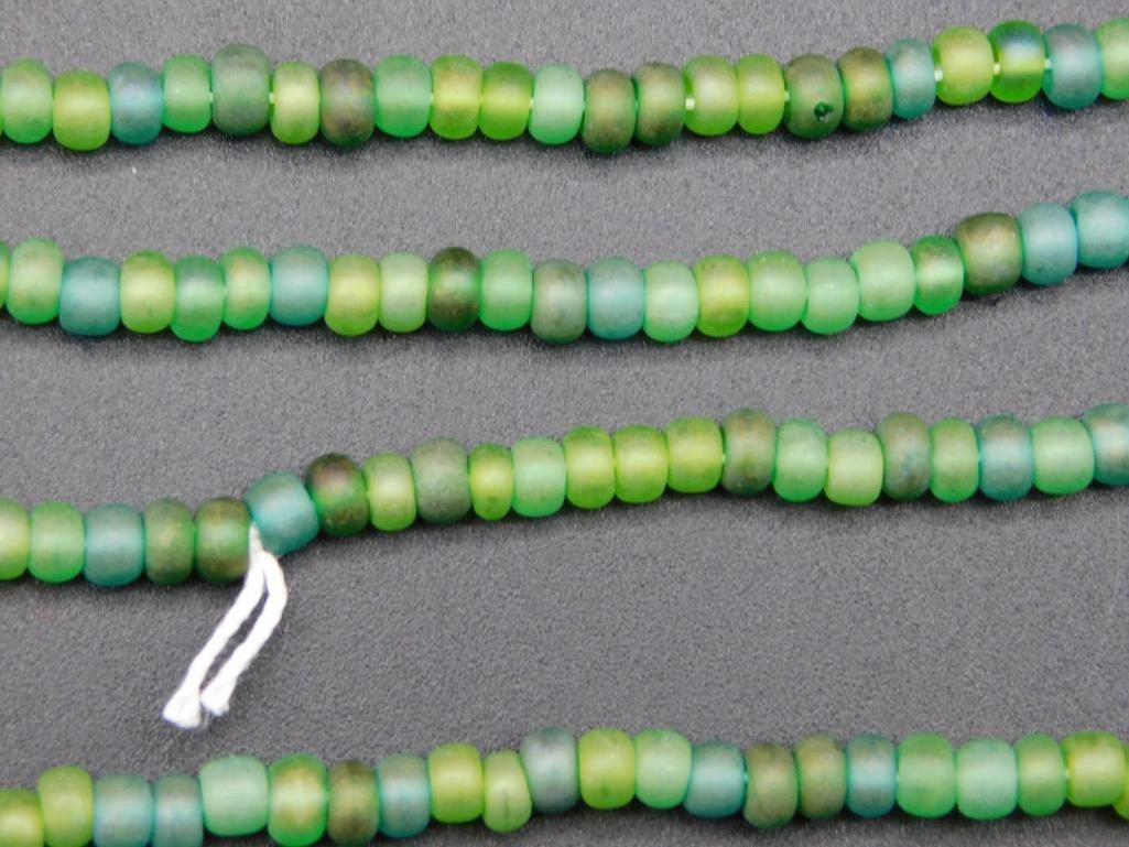 SEA GLASS BEADED NECKLACE VINTAGE ANTIQUE: SEA GLASS BEADED NECKLACE VINTAGE ANTIQUE *** Thank you for attending HATMAN AUCTIONS! Yes, we ship all items that are not oversized. Please see photos for measurements and description. SPECIAL NOTICE