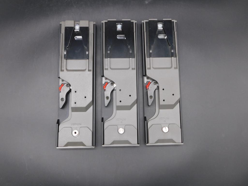 VCT-U14 QUICK RELEASE TRIPOD PLATE ADAPTER SET OF 3 (1 of 3)