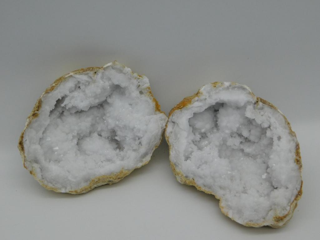 GEODE ROCK STONE LAPIDARY SPECIMEN: Thank you for attending HATMAN AUCTIONS! Yes, we ship all items that are not oversized. Please see photos for measurements and description. SPECIAL NOTICE: Many items are PICK UP ONLY by APPOINTMENT O