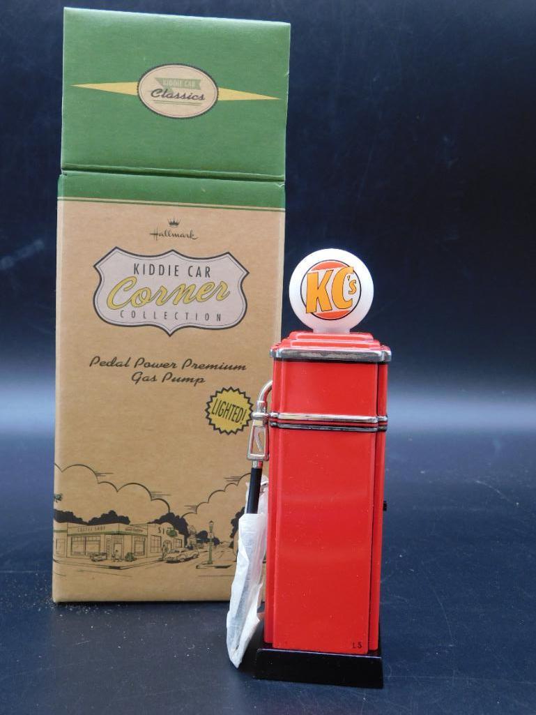 HALLMARK KIDDIE CAR CORNER COLLECTION PEDAL POWER PREMIUM GAS PUMP LIGHTED VINTAGE ANTIQUE (1 of 2)