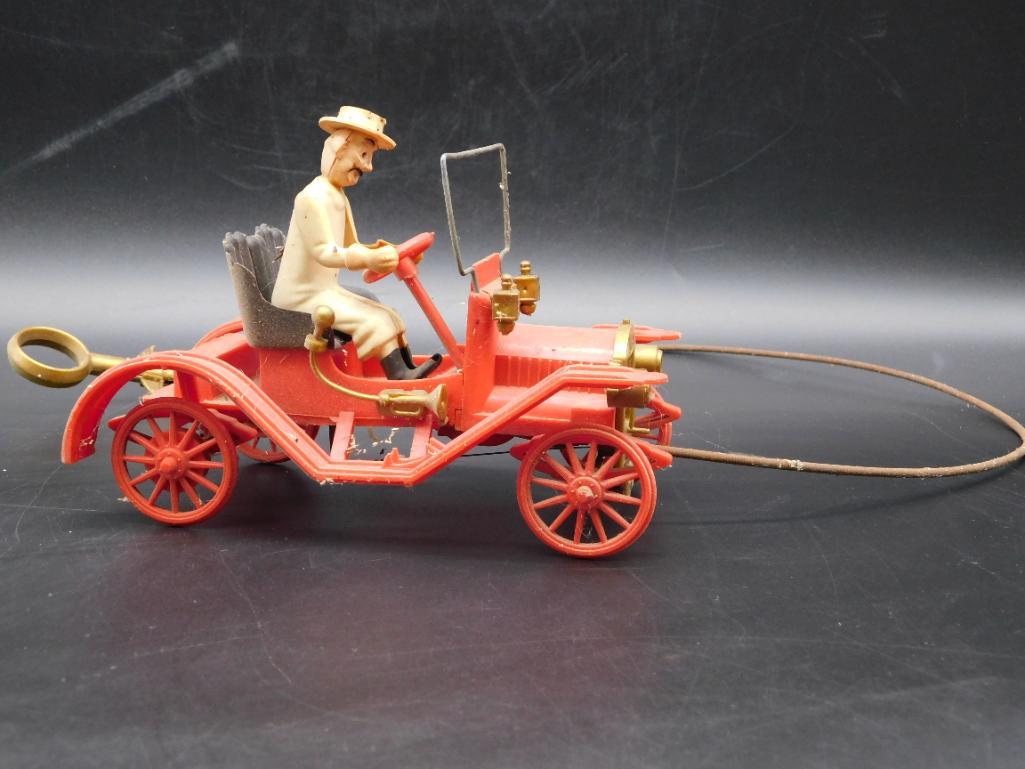 RED FIRE TRUCK WITH DRIVER PULL ALONG TOY VINTAGE ANTIQUE (1 of 3)