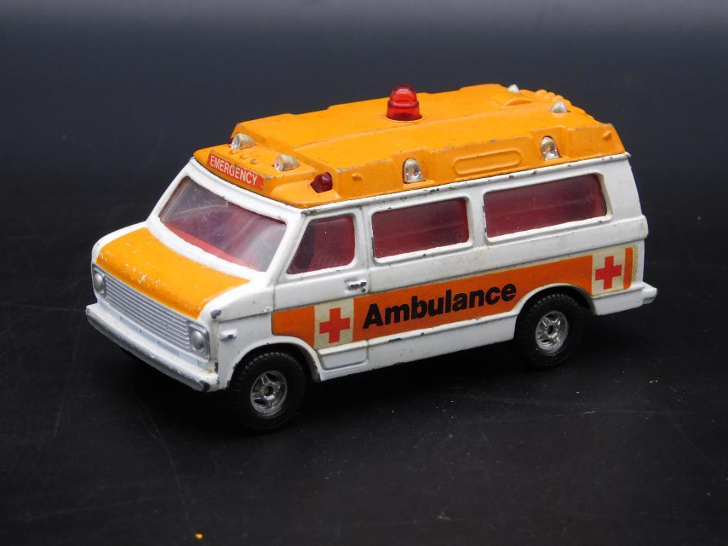 AMBULANCE VAN DIE CAST TOY VINTAGE ANTIQUE (1 of 2)