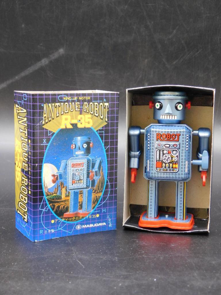 MAUDAYA WIND UP ANTIQUE ROBOT R-35 VINTAGE ANTIQUE (1 of 2)