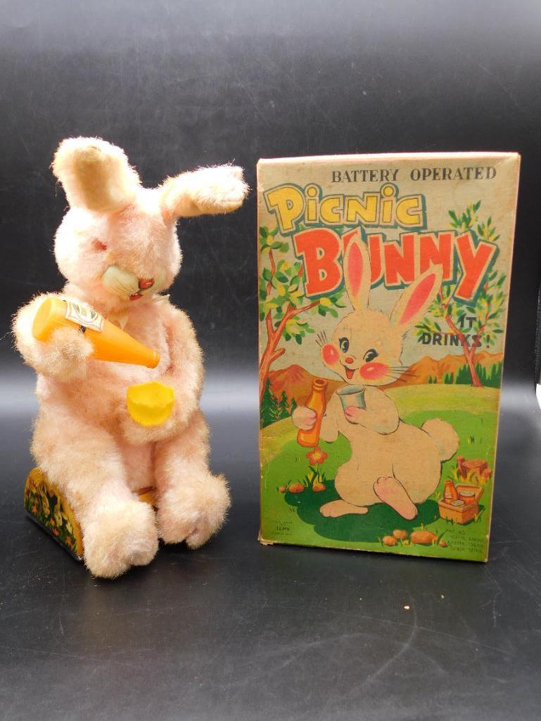 PICNIC BUNNY BATTERY OPERATED TOY WITH ORIGINAL BOX VINTAGE ANTIQUE: PICNIC BUNNY BATTERY OPERATED TOY WITH ORIGINAL BOX VINTAGE ANTIQUE