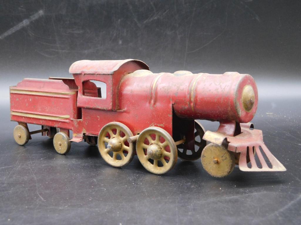 RED METAL TRAIN ENGINE TOY VINTAGE ANTIQUE (1 of 3)