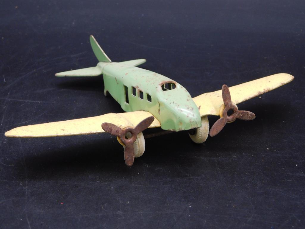 GREEN AND YELLOW METAL PLANE TOY VINTAGE ANTIQUE (1 of 3)