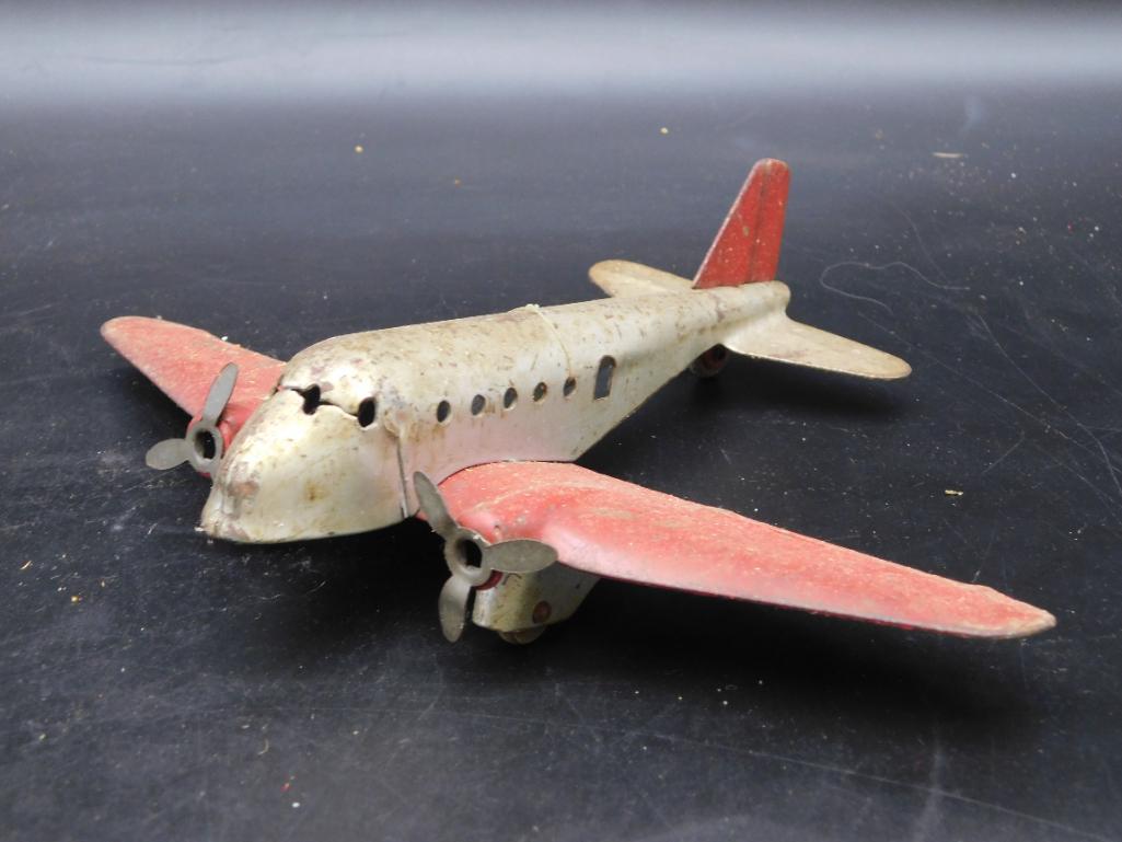 WHITE AND RED METAL PLANE TOY VINTAGE ANTIQUE (1 of 3)