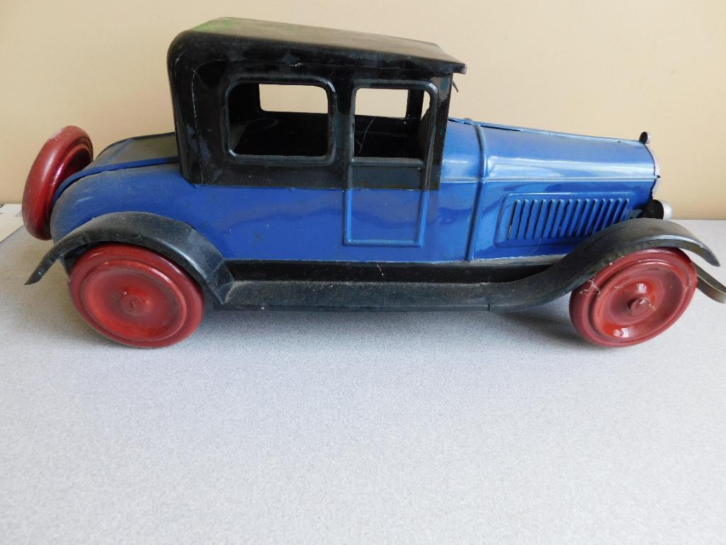 BLUE AND BLACK METAL CAR WITH RED WHEELS VINTAGE ANTIQUE TOY (1 of 2)