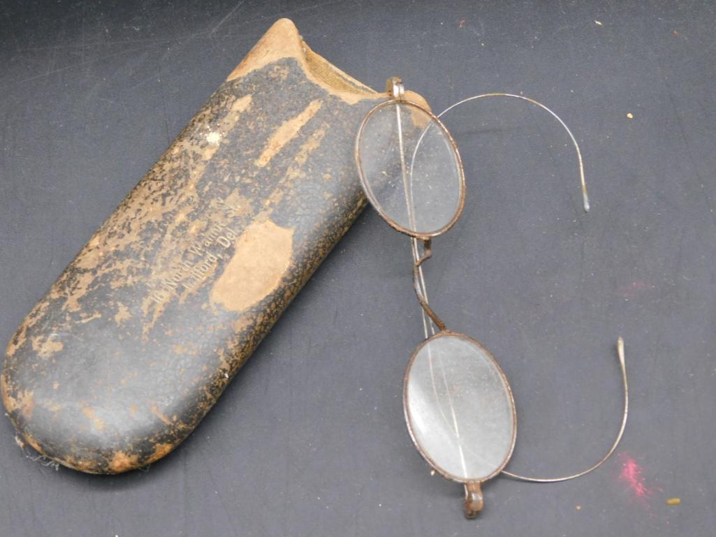 EYE GLASSES AND CASE VINTAGE ANTIQUE: EYE GLASSES AND CASE VINTAGE ANTIQUE
