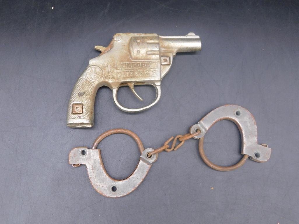 CAP GUN AND HAND CUFFS TOY VINTAGE ANTIQUE: CAP GUN AND HAND CUFFS TOY VINTAGE ANTIQUE