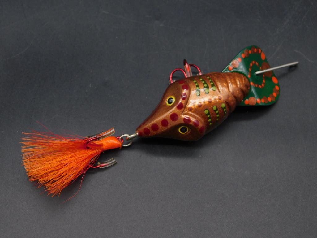 DASH RIPROCK HAND CARVED LURE BY PHIL CATES WITH WOODEN BOX VINTAGE ANTIQUE: DASH RIPROCK HAND CARVED LURE BY PHIL CATES WITH WOODEN BOX VINTAGE ANTIQUE--WELCOME TO HATMAN AUCTIONS! SPECIAL NOTICE: Please see photos for measurements and descriptions. ***Yes, we have in house s