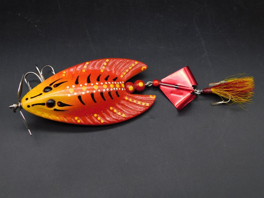 SKEDADDLE HAND CARVED LURE BY PHIL CATES WITH WOODEN BOX VINTAGE ANTIQUE: SKEDADDLE HAND CARVED LURE BY PHIL CATES WITH WOODEN BOX VINTAGE ANTIQUE--WELCOME TO HATMAN AUCTIONS! SPECIAL NOTICE: Please see photos for measurements and descriptions. ***Yes, we have in house ship