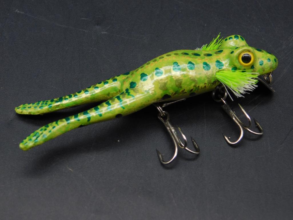 LIL DRIFTER HAND CARVED LURE BY PHIL CATES WITH WOODEN BOX VINTAGE ANTIQUE: LIL DRIFTER HAND CARVED LURE BY PHIL CATES WITH WOODEN BOX VINTAGE ANTIQUE--WELCOME TO HATMAN AUCTIONS! SPECIAL NOTICE: Please see photos for measurements and descriptions. ***Yes, we have in house sh