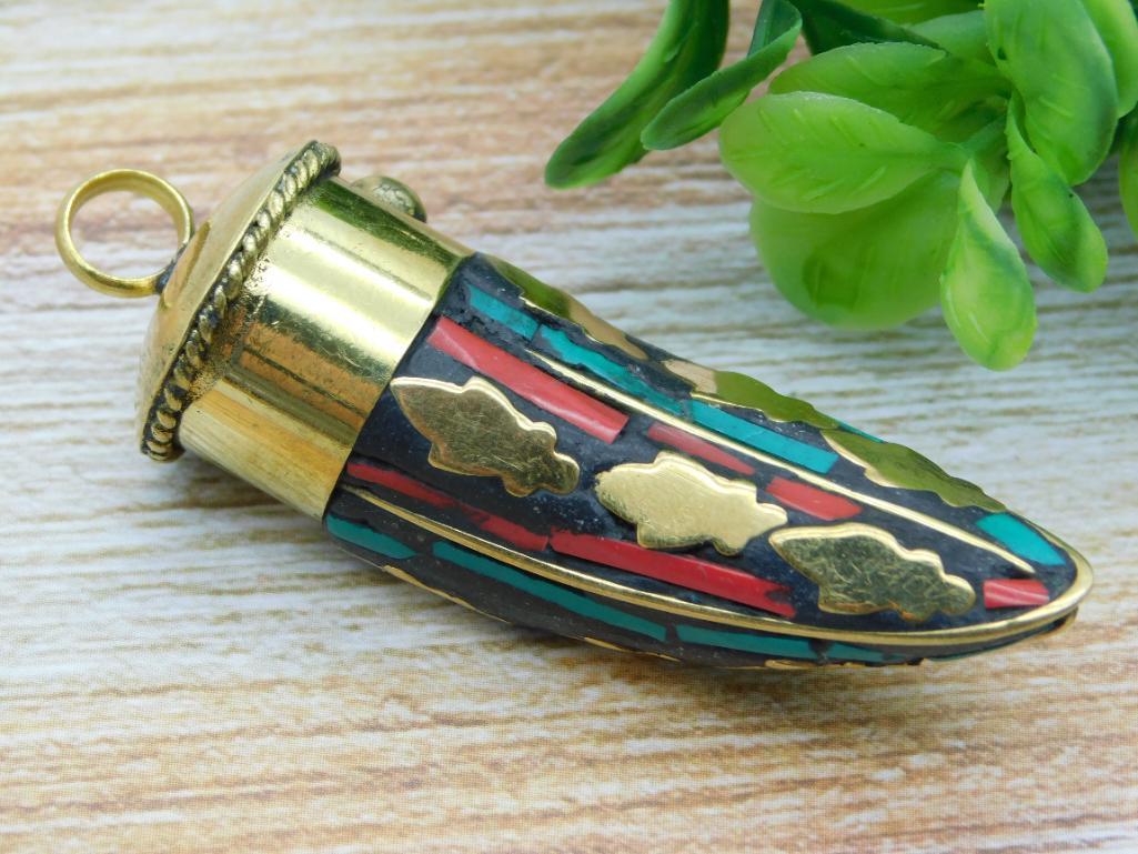 MALACHITE AND RED CORAL HORN PENDANT ROCK STONE LAPIDARY SPECIMEN: MALACHITE AND RED CORAL HORN PENDANT ROCK STONE LAPIDARY SPECIMEN