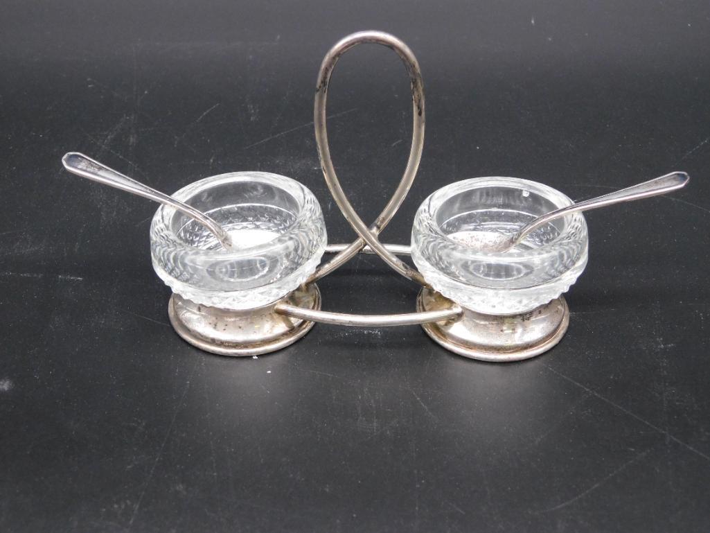 STERLING SILVER AND GLASS SALT CELLAR WITH SPOONS VINTAGE ANTIQUE: STERLING SILVER AND GLASS SALT CELLAR WITH SPOONS VINTAGE ANTIQUE