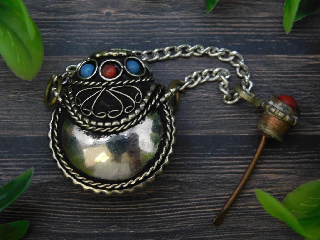 TIBETAN SNUFF BOTTLE WITH SPOON VINTAGE ANTIQUE (1 of 2)