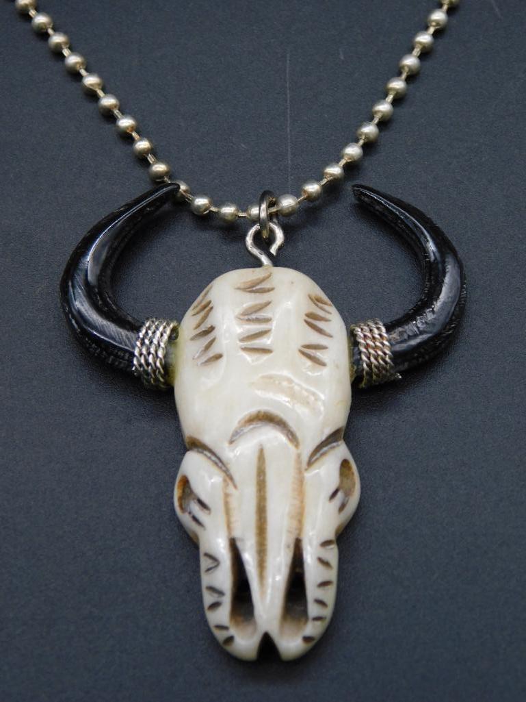 COW SKULL PENDANT ON CHAIN NECKLACE VINTAGE ANTIQUE (1 of 2)