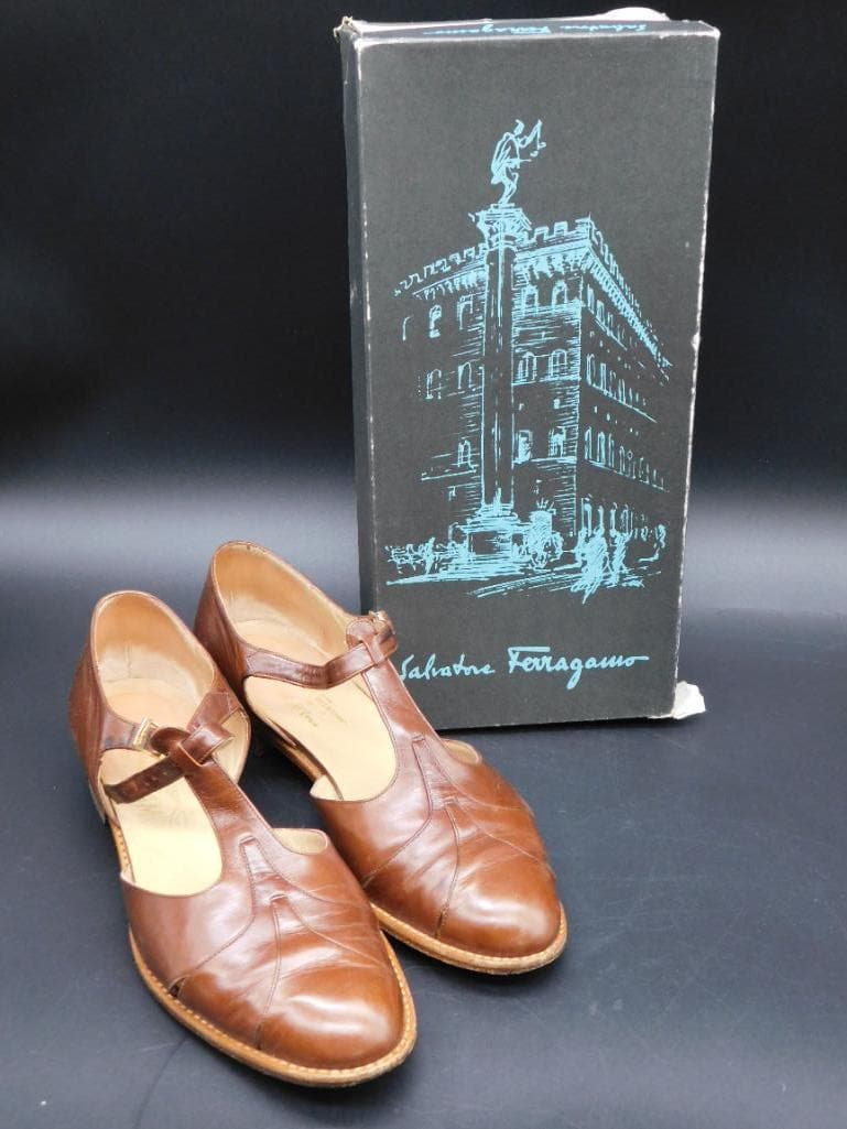 SALVATORE FERRAGAMO GENUINE LEATHER HEELS SIZE 8 VINTAGE ANTIQUE: SALVATORE FERRAGAMO GENUINE LEATHER HEELS SIZE 8 VINTAGE ANTIQUE