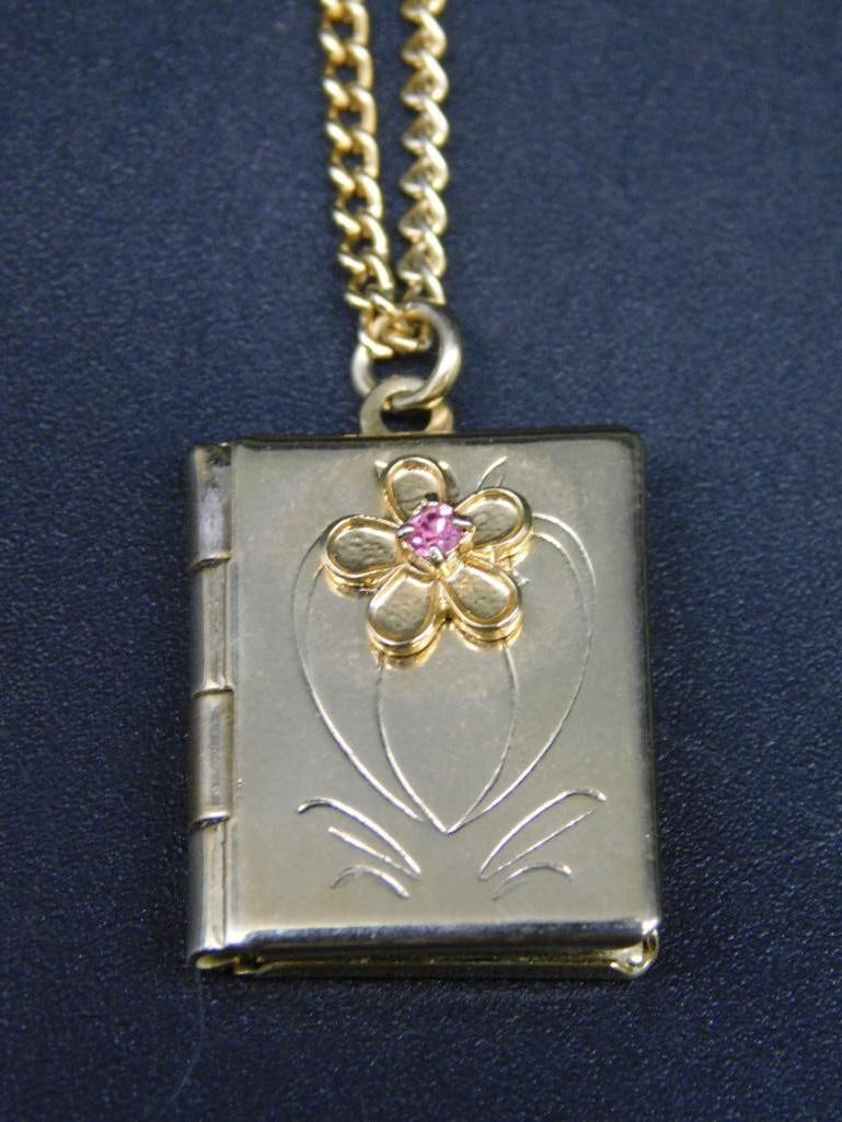 LOCKET PENDANT ON CHAIN VINTAGE ANTIQUE: LOCKET PENDANT ON CHAIN VINTAGE ANTIQUE