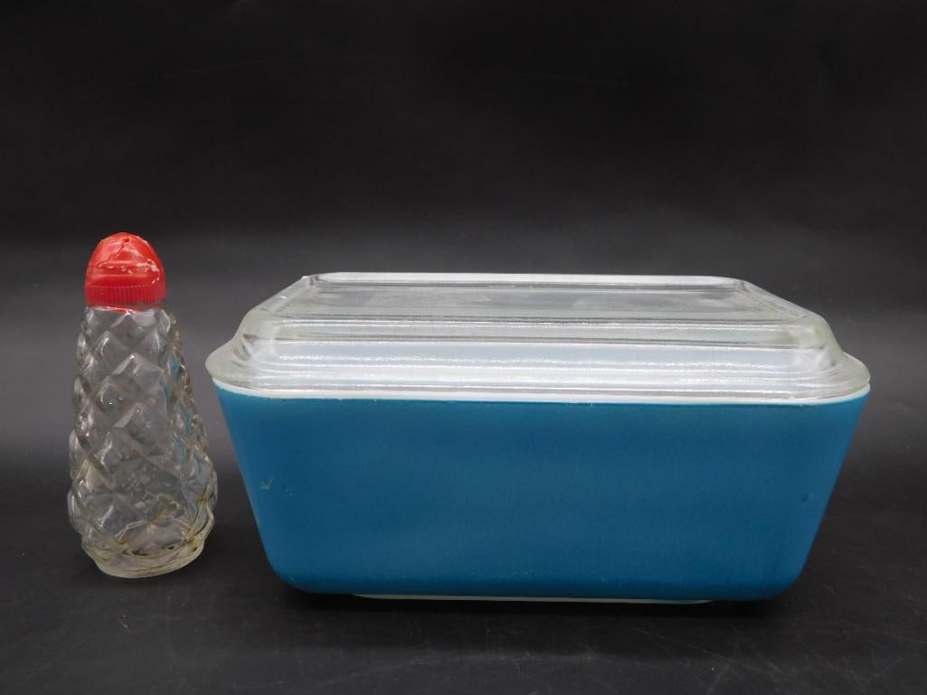 PYREX REFRIGERATOR DISH WITH SALT SHAKER VINTAGE ANTIQUE (1 of 3)