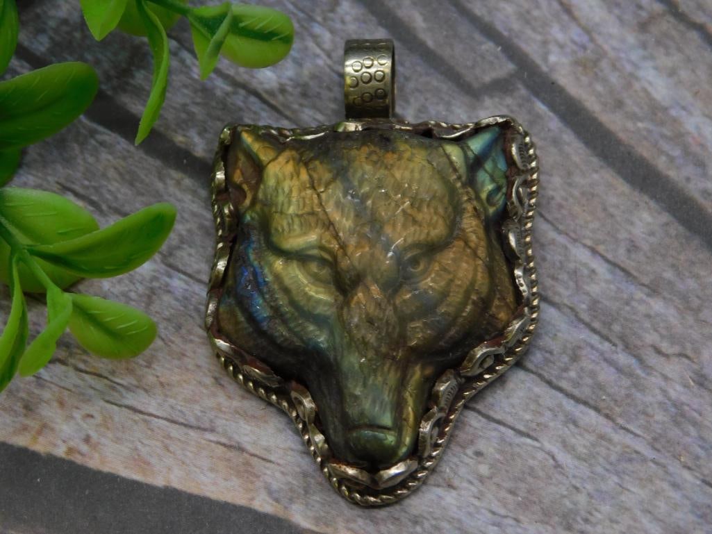 CARVED LABRADORITE WOLF PENDANT VINTAGE ANTIQUE (1 of 2)