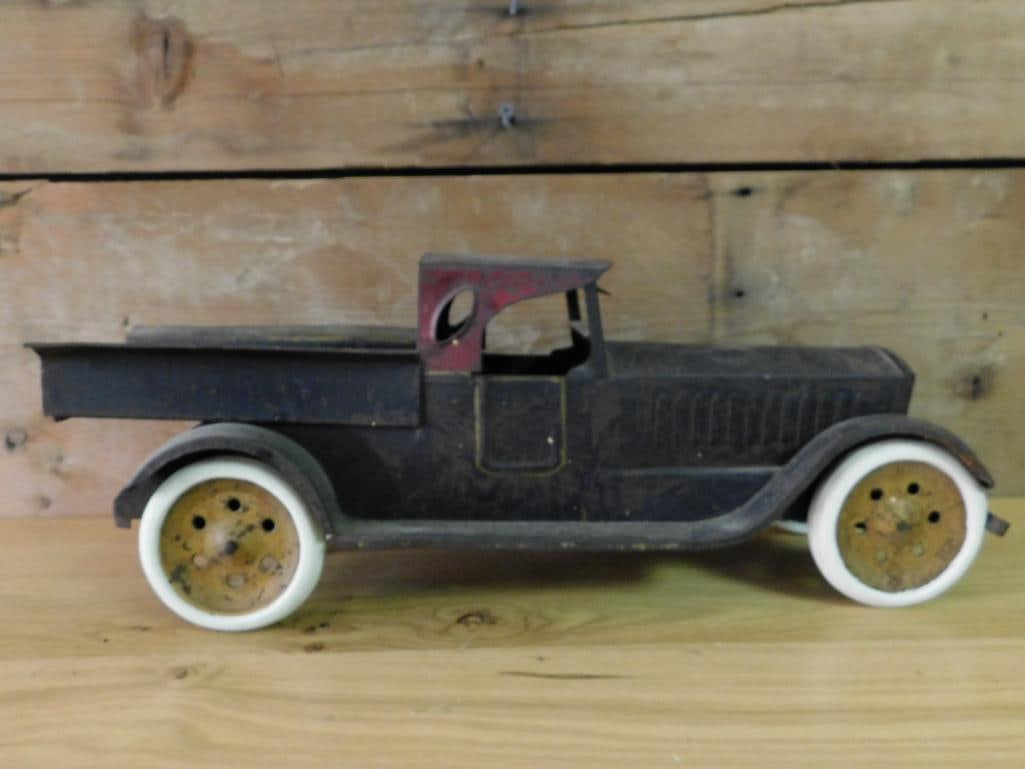 BLACK AND RED PRESSED STEEL TOY CAR VINTAGE ANTIQUE (1 of 8)