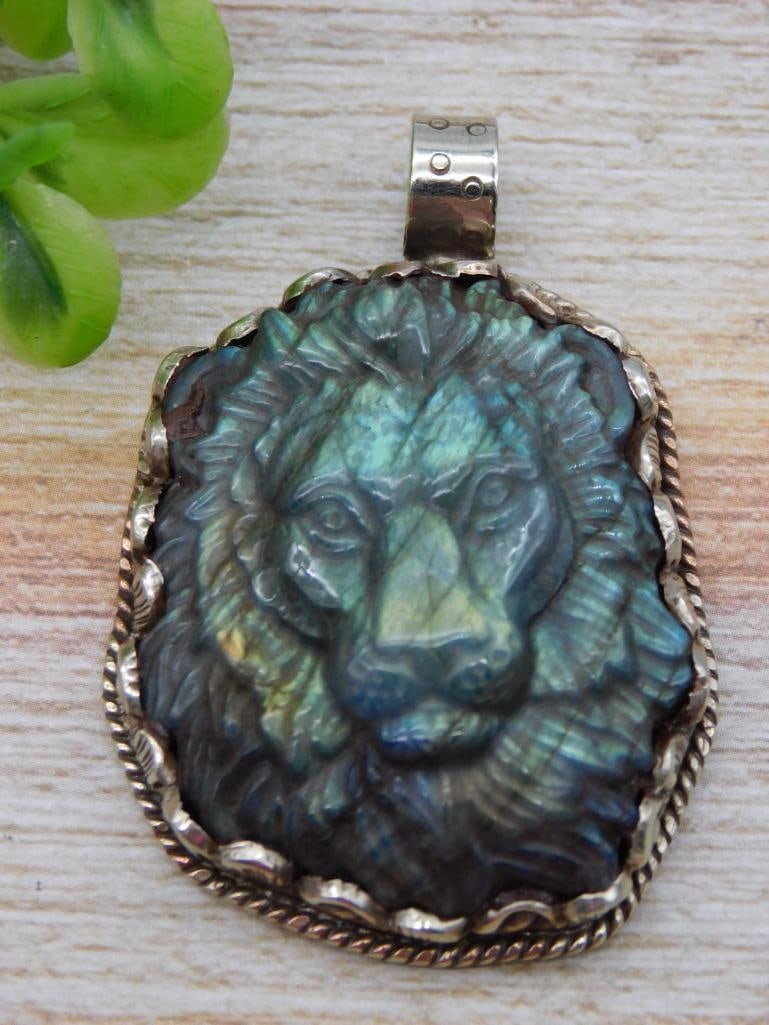 CARVED LABRADORITE LION PENDANT ROCK STONE LAPIDARY SPECIMEN: CARVED LABRADORITE LION PENDANT ROCK STONE LAPIDARY SPECIMEN