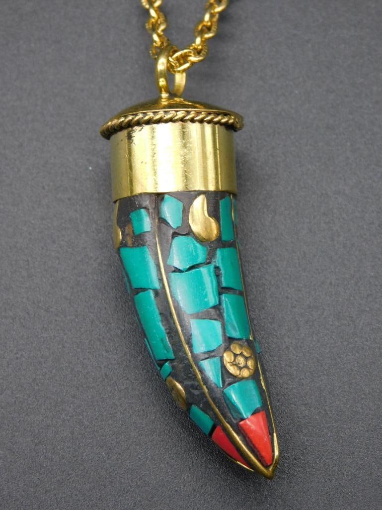 MALACHITE AND RED CORAL HORN PENDANT ON CHAIN NECKLACE VINTAGE ANTIQUE: MALACHITE AND RED CORAL HORN PENDANT ON CHAIN NECKLACE VINTAGE ANTIQUE