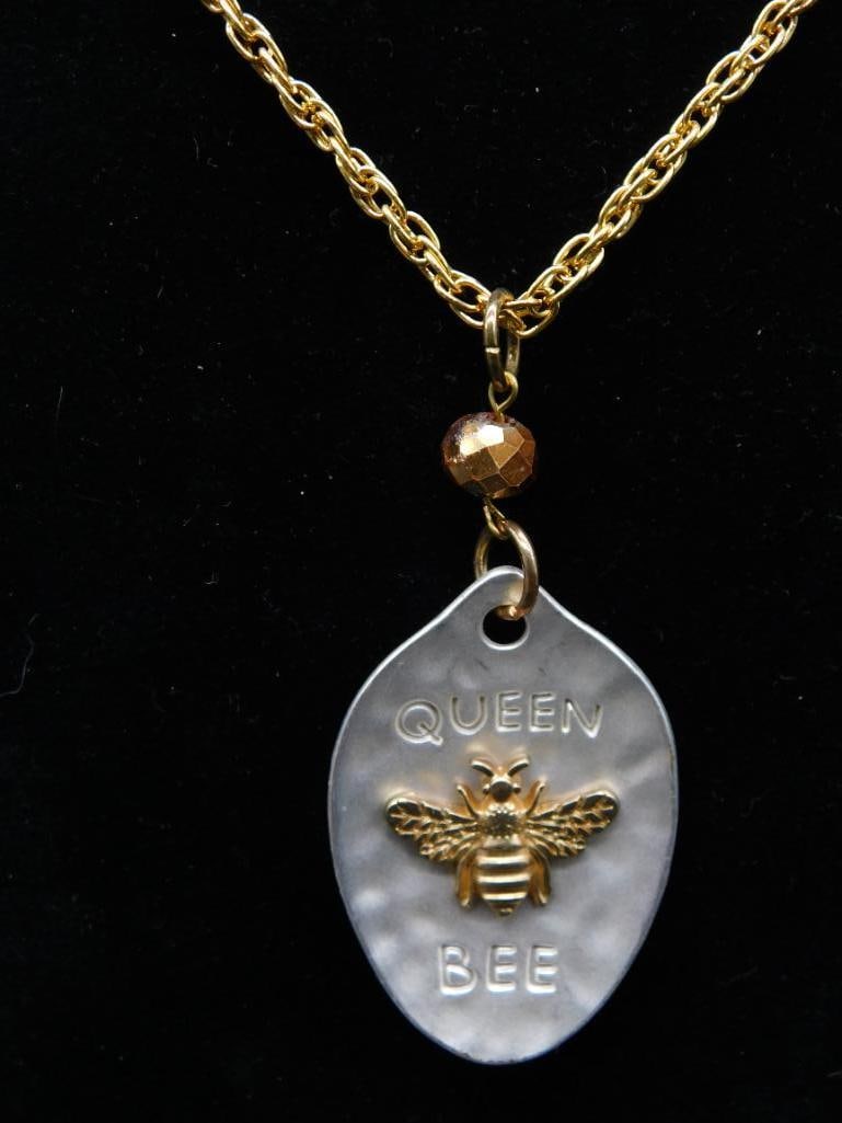 QUEEN BEE SPOON NECKLACE VINTAGE ANTIQUE: QUEEN BEE SPOON NECKLACE VINTAGE ANTIQUE