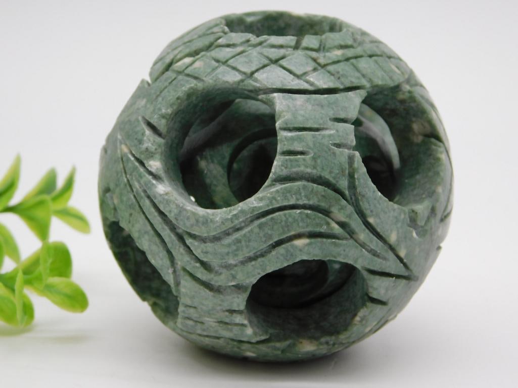 CARVED JADE PUZZLE BALL ROCK STONE LAPIDARY SPECIMEN (1 of 3)