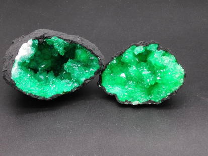 GREEN GEODE ROCK STONE LAPIDARY SPECIMEN: GREEN GEODE ROCK STONE LAPIDARY SPECIMEN