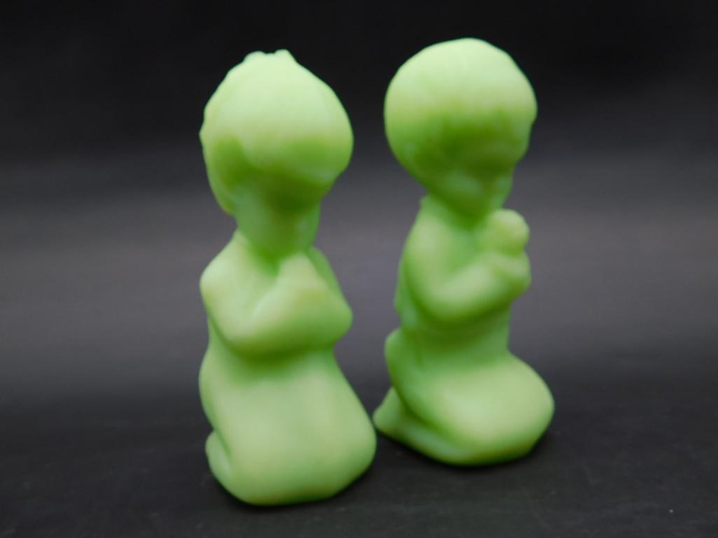 FENTON URANIUM GLASS PRAYING CHILDREN VINTAGE ANTIQUE: FENTON URANIUM GLASS PRAYING CHILDREN VINTAGE ANTIQUE