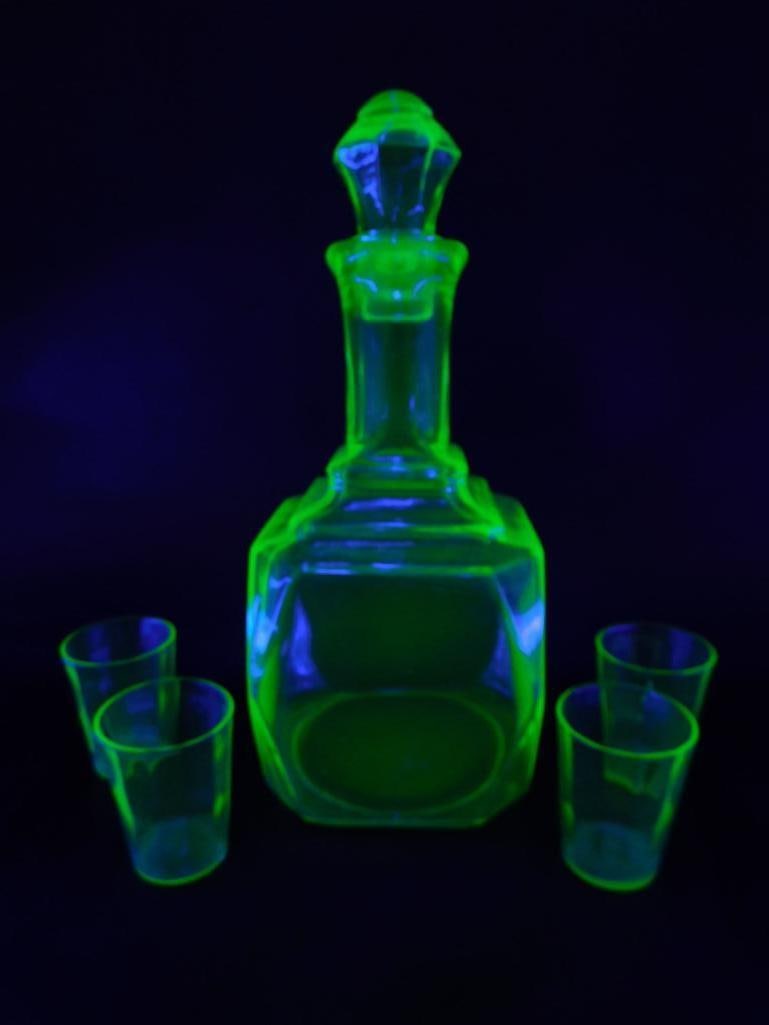 URANIUM GLASS DECANTER WITH STOPPER AND FOUR SHOT GLASSES VINTAGE ANTIQUE (1 of 4)
