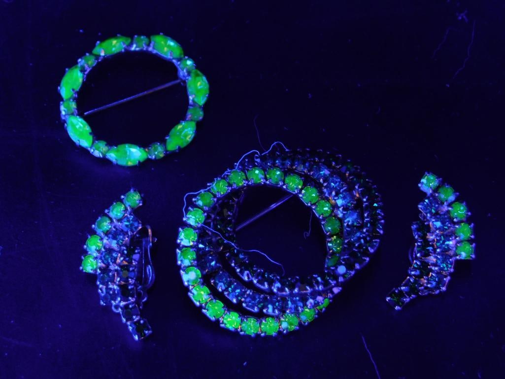 URANIUM GLASS BROOCH AND CLIP EARRINGS VINTAGE ANTIQUE (1 of 6)