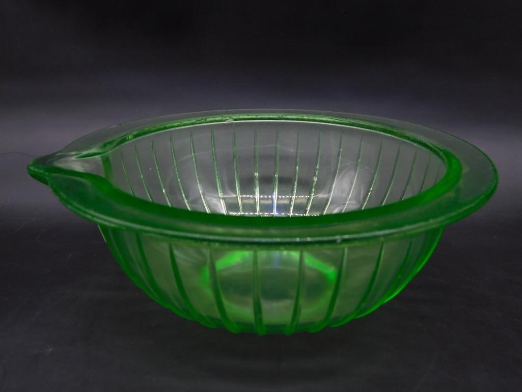 ANCHOR HOCKING URANIUM GLASS RIBBED MIXING BOWL WITH SPOUT VINTAGE ANTIQUE (1 of 5)
