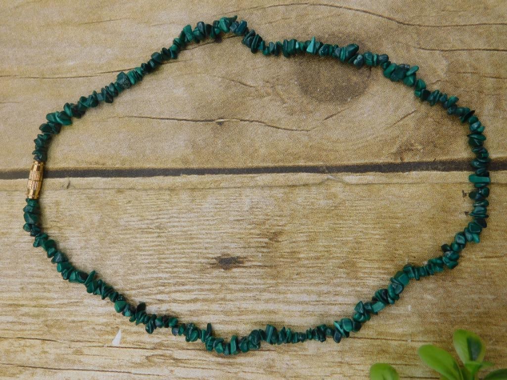 MALACHITE CHIP NECKLACE ROCK STONE LAPIDARY SPECIMEN: MALACHITE CHIP NECKLACE ROCK STONE LAPIDARY SPECIMEN