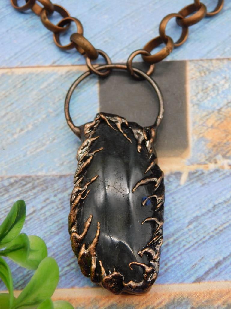LABRADORITE PENDANT ON CHAIN NECKLACE: LABRADORITE PENDANT ON CHAIN NECKLACE