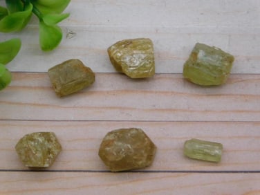 GREEN APATITE ROCK STONE LAPIDARY SPECIMEN