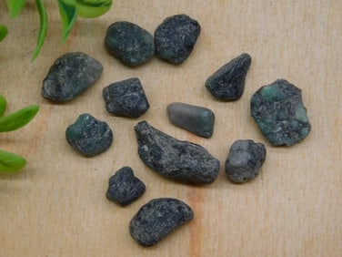 RAW EMERALD ROCK STONE LAPIDARY SPECIMEN