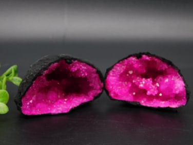 PINK GEODE ROCK STONE LAPIDARY SPECIMEN