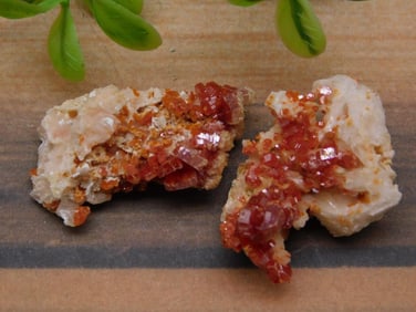 VANADINITE ROCK STONE LAPIDARY SPECIMEN