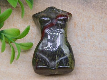 DRAGON BLOODSTONE FEMALE FORM ROCK STONE LAPIDARY SPECIMEN