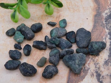 ROUGH EMERALD ROCK STONE LAPIDARY SPECIMEN