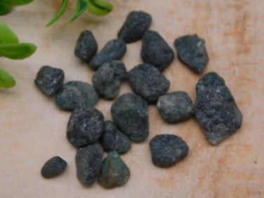 ROUGH EMERALD ROCK STONE LAPIDARY SPECIMEN